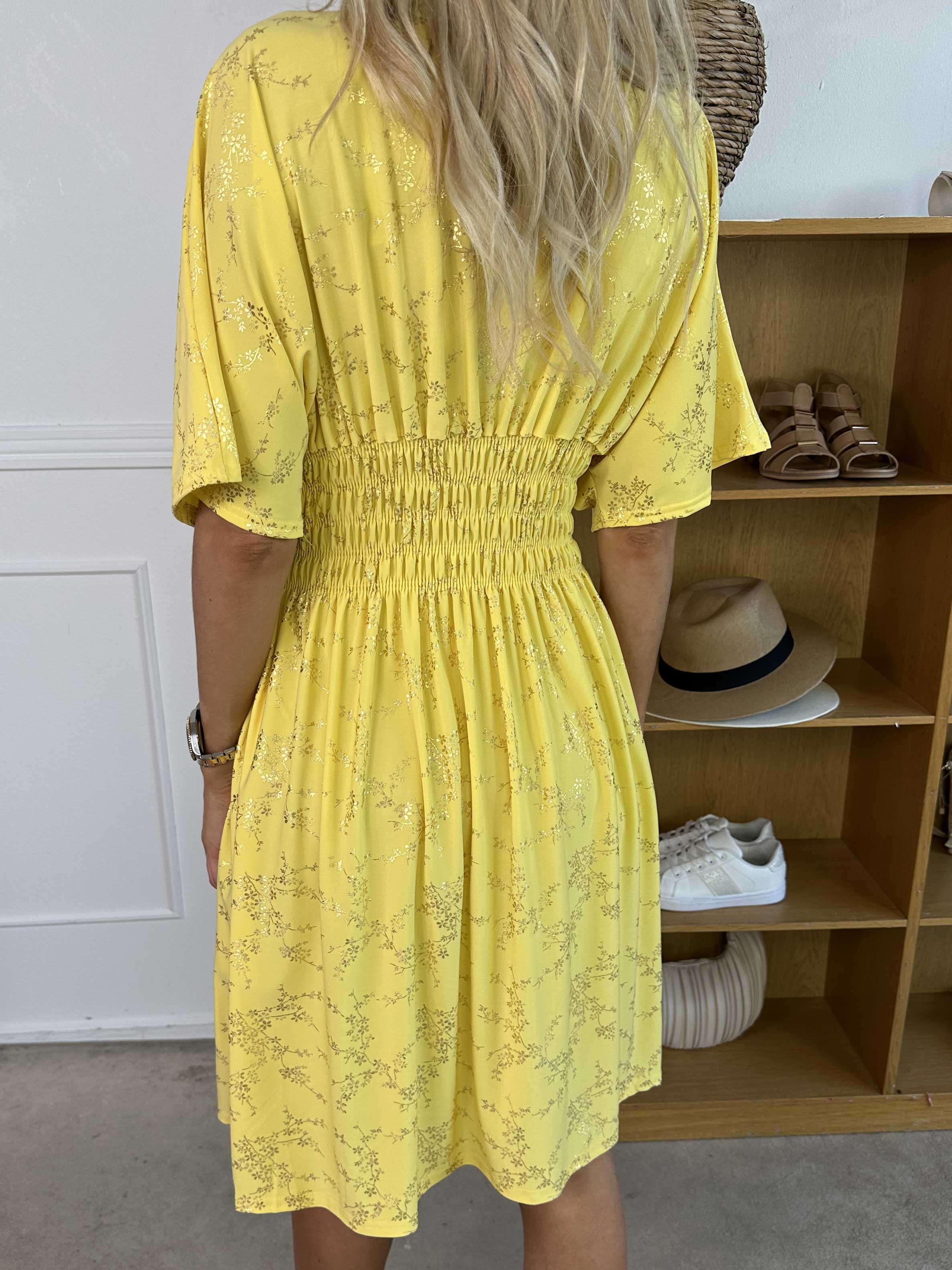 Pams Gold Short - Elastisk kjole detaljeret med guld blomster